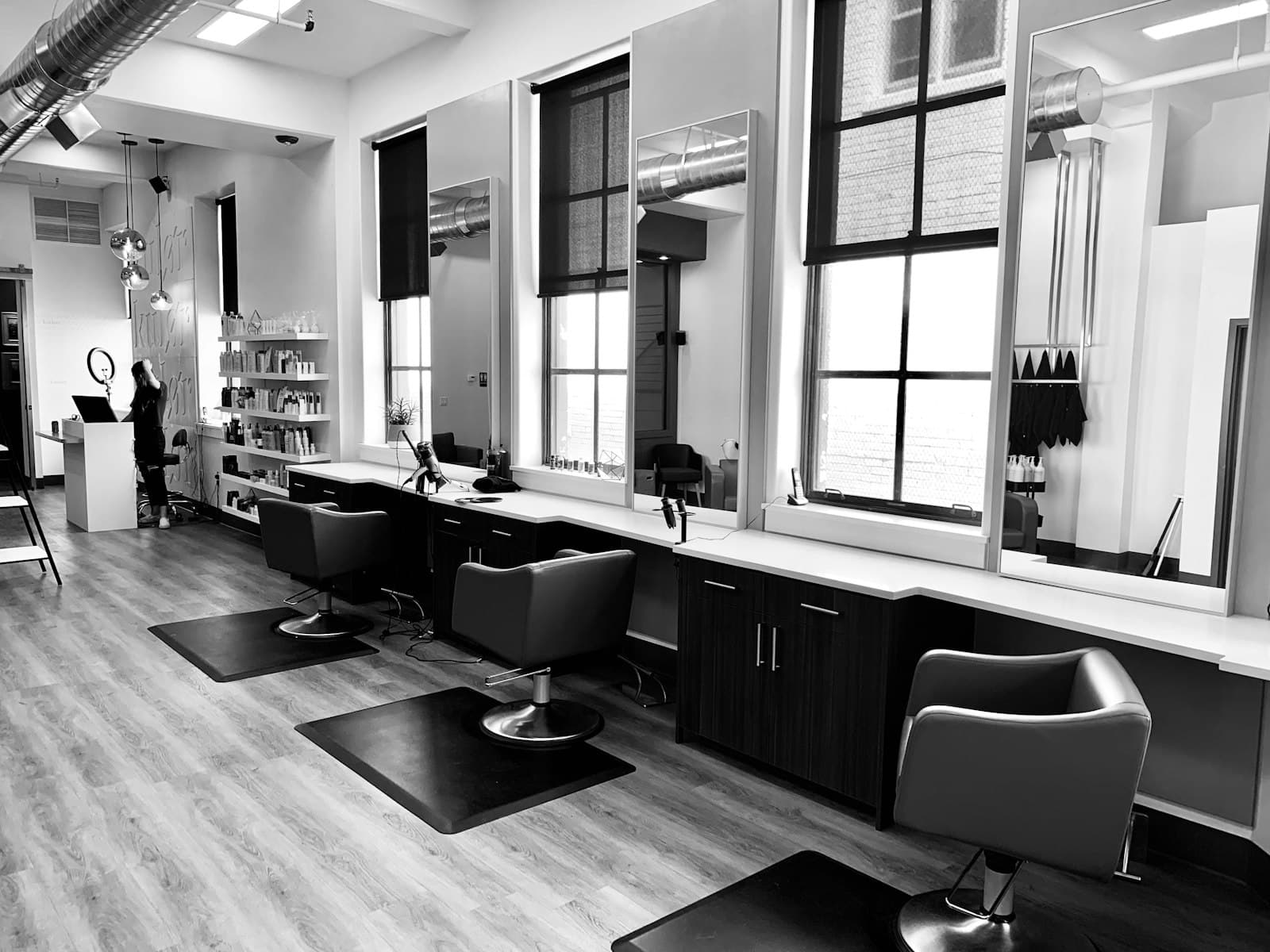 Salon luminos cu posturi de lucru aliniate
